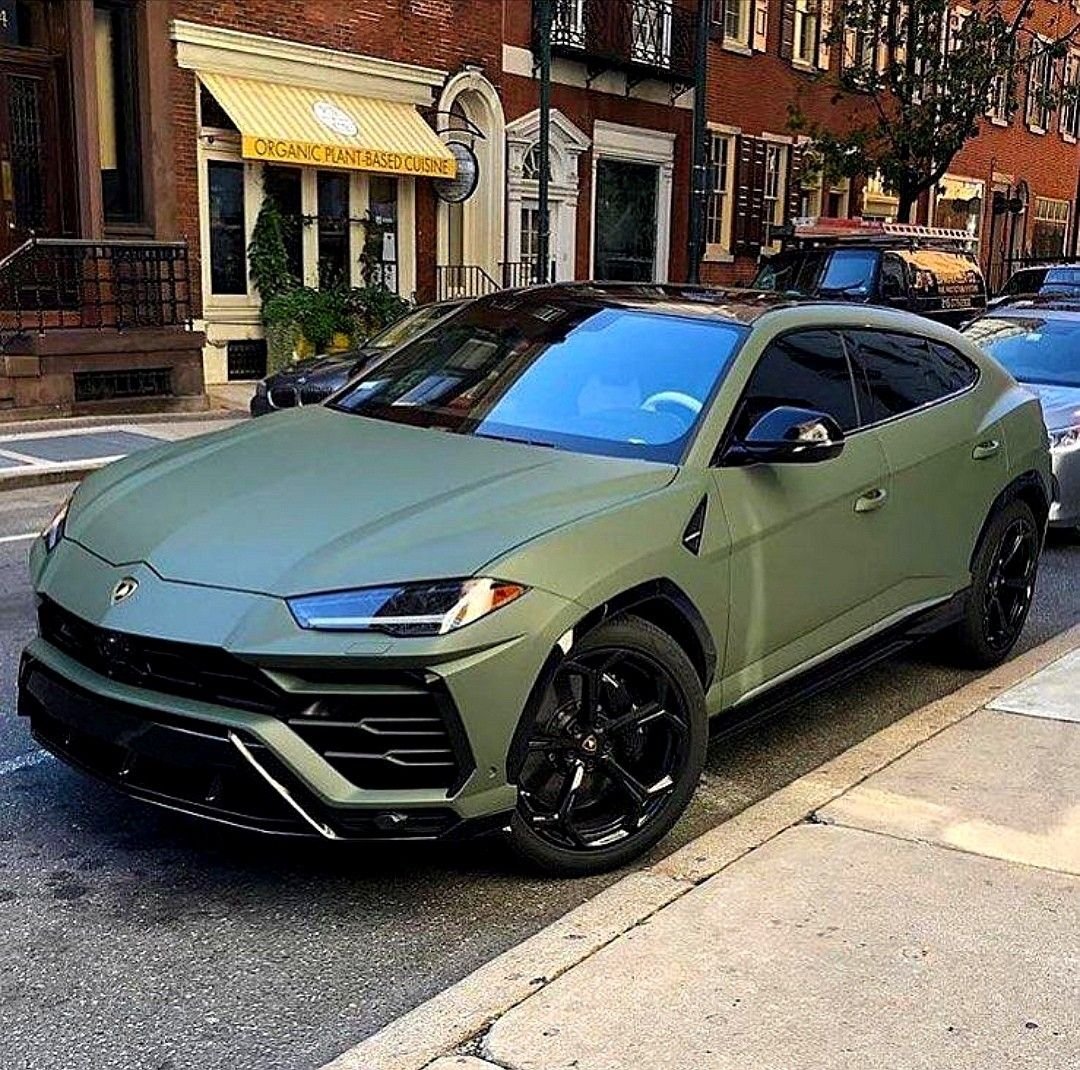 Lamborghini Urus хаки