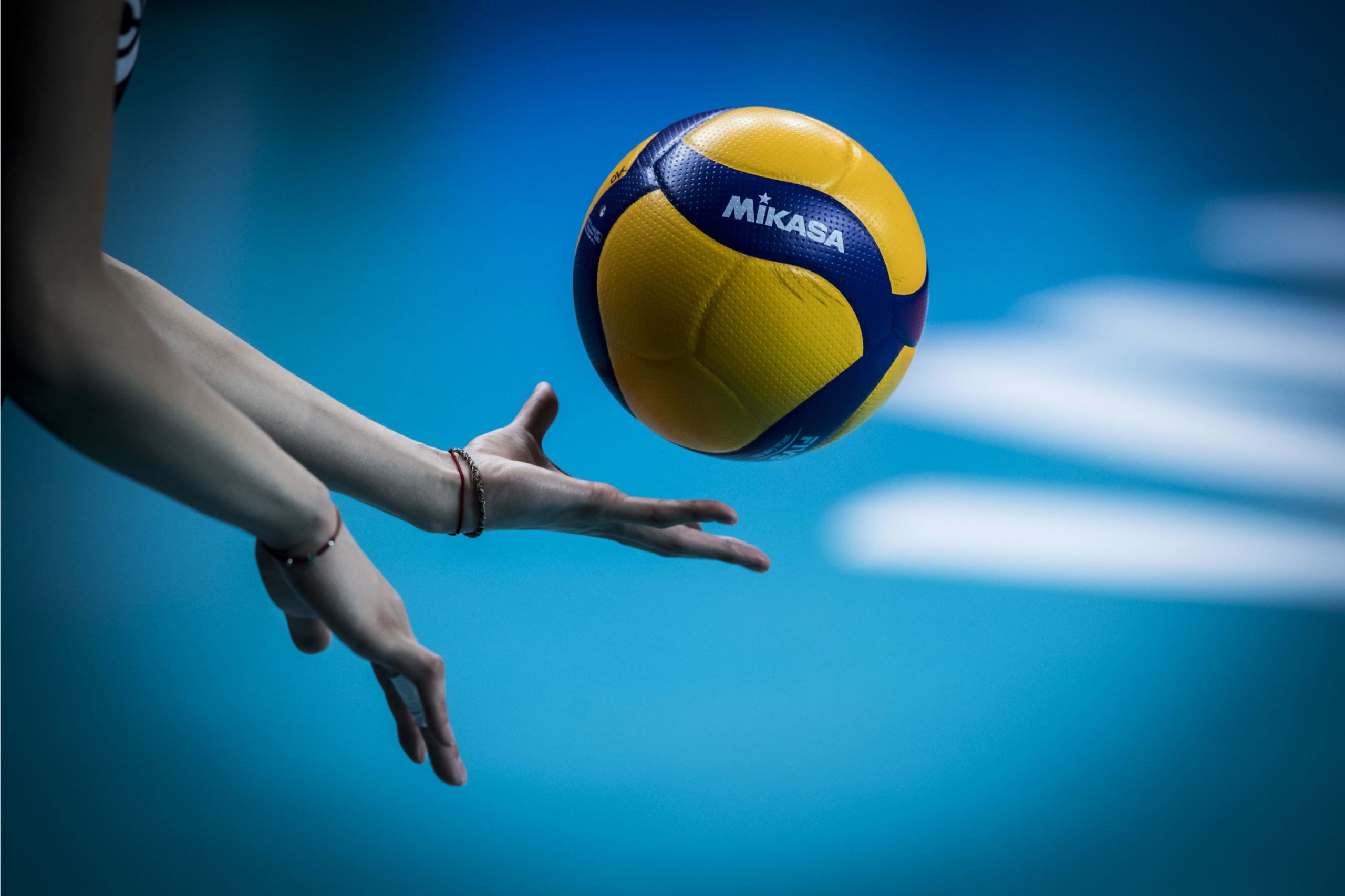 Спортивные каналы волейбол. Волейбол. Фотосессия с волейбольным мячом. Волейбольный мяч в руке. Галовский мяч для волейбола.