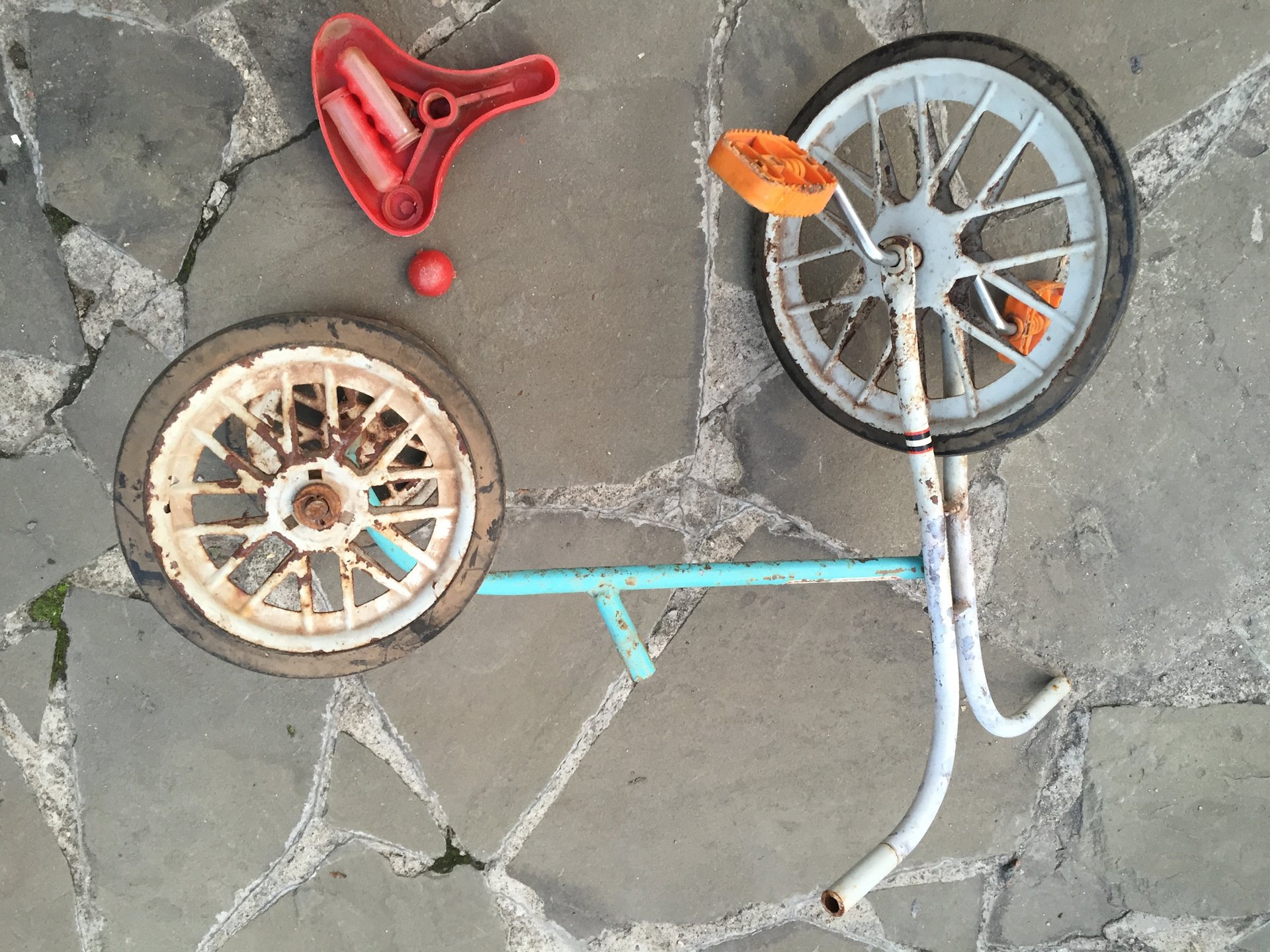 Колеса на детский трехколесный велосипед. Переднее колесо с педалями. Колесо с педалями для детского трехколесного велосипеда. Переднее колесо для трехколесного велосипеда с педалями. Колесо от трехколесного велосипеда.