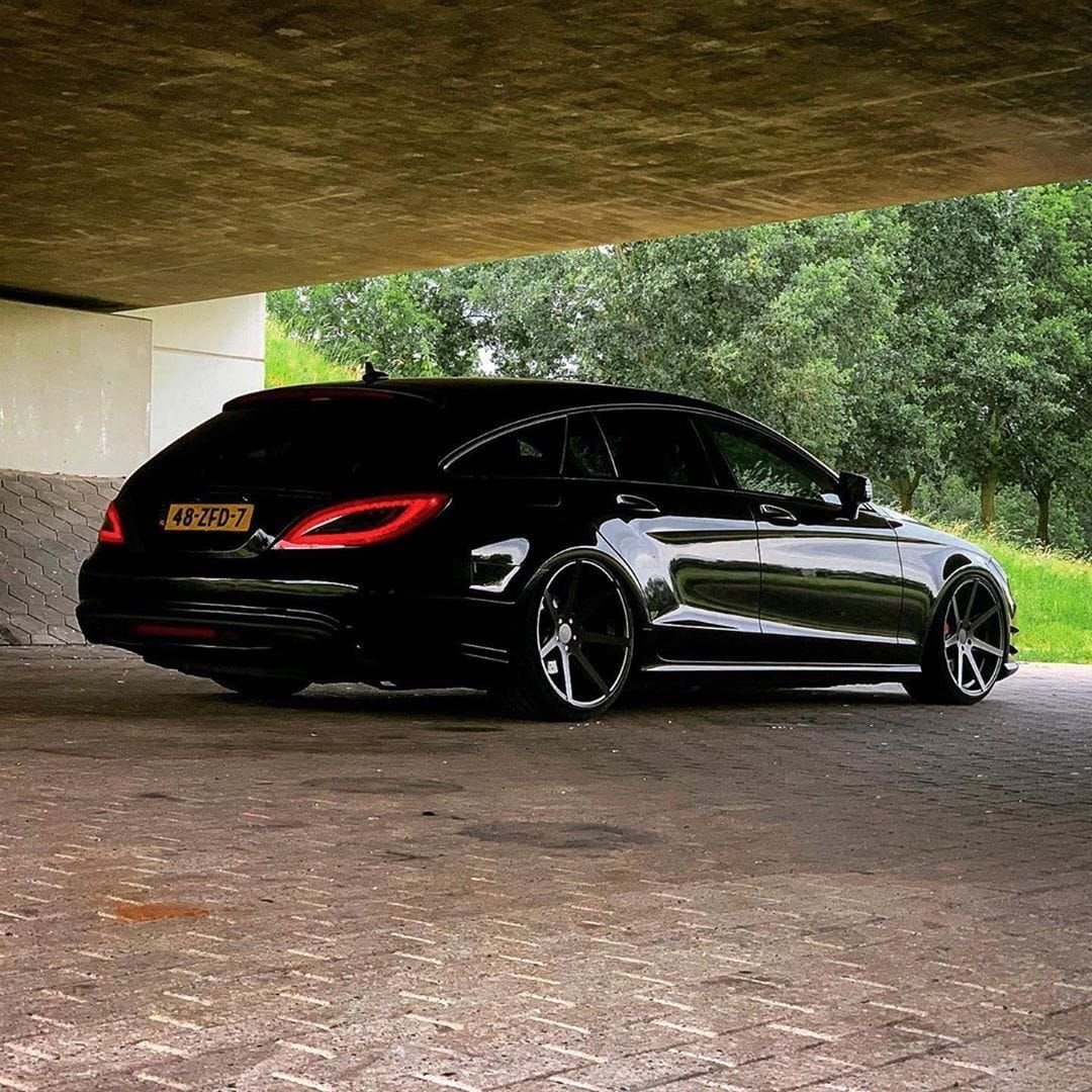 Мерседес банан CLS 63 AMG