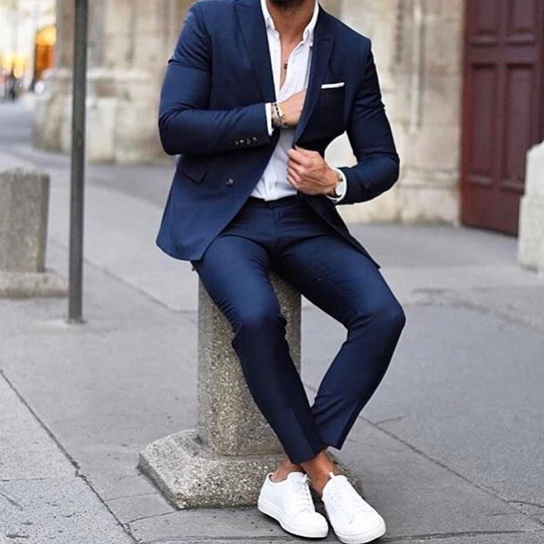 Классический костюм с кедами