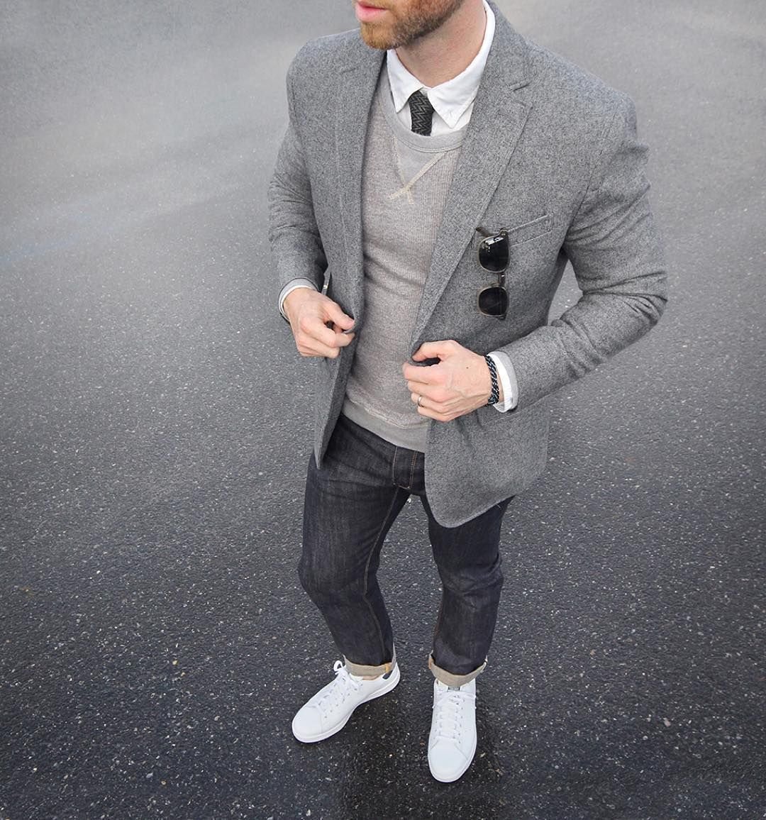 Пиджак серый в широкую клетку и белые кеды мужские