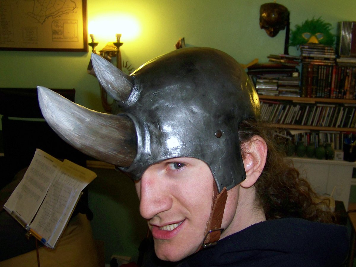 Рыцарский шлем с рогами