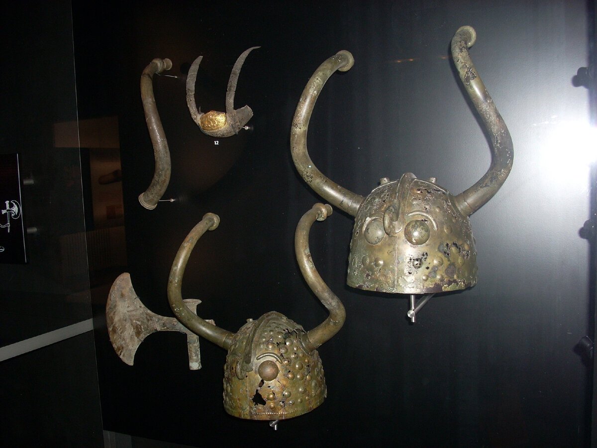 Ахейский рогатый шлем