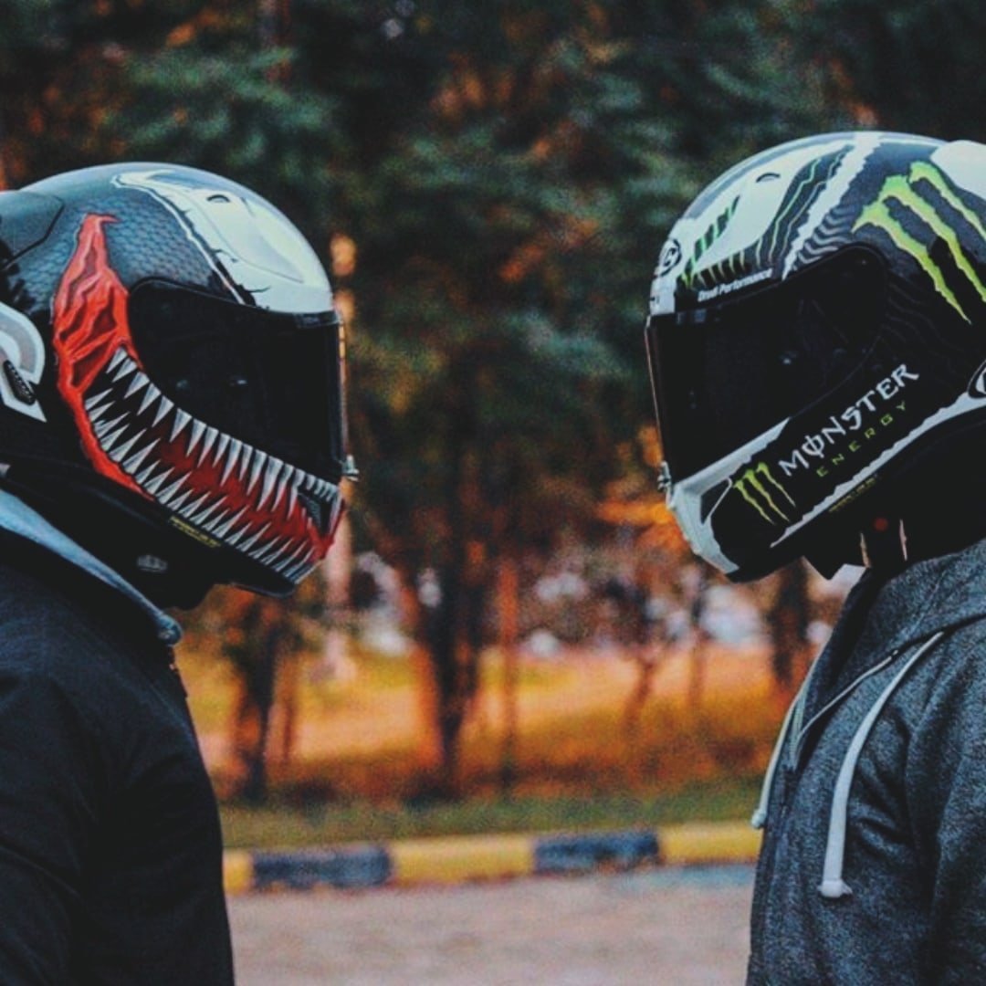 Мотоциклист в шлеме Веном