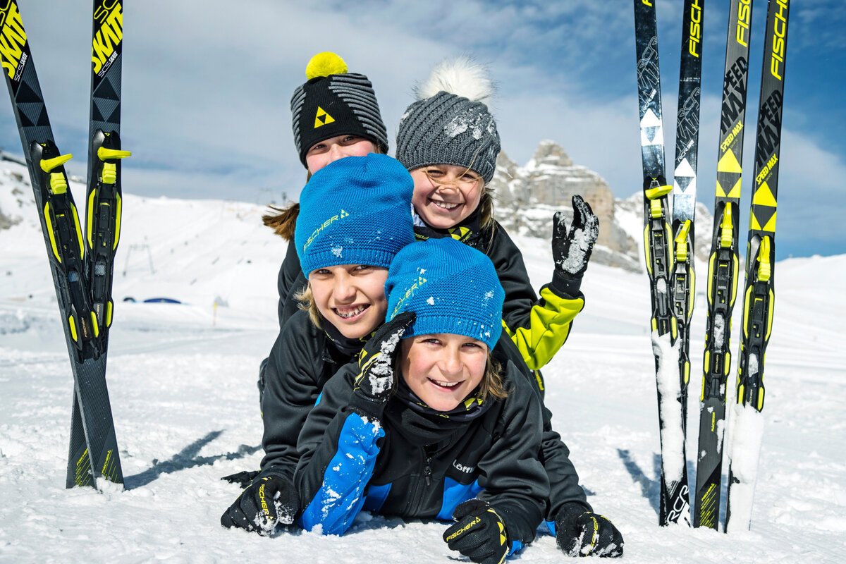 Зимние занятия спортом. Лыжи. Лыжники дети. Лыжи спорт. Беговые лыжи.