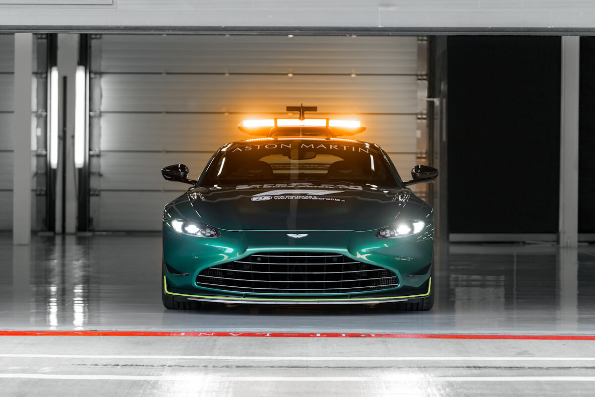 Автомобиль безопасности формула. Aston Martin f1 Safety car.