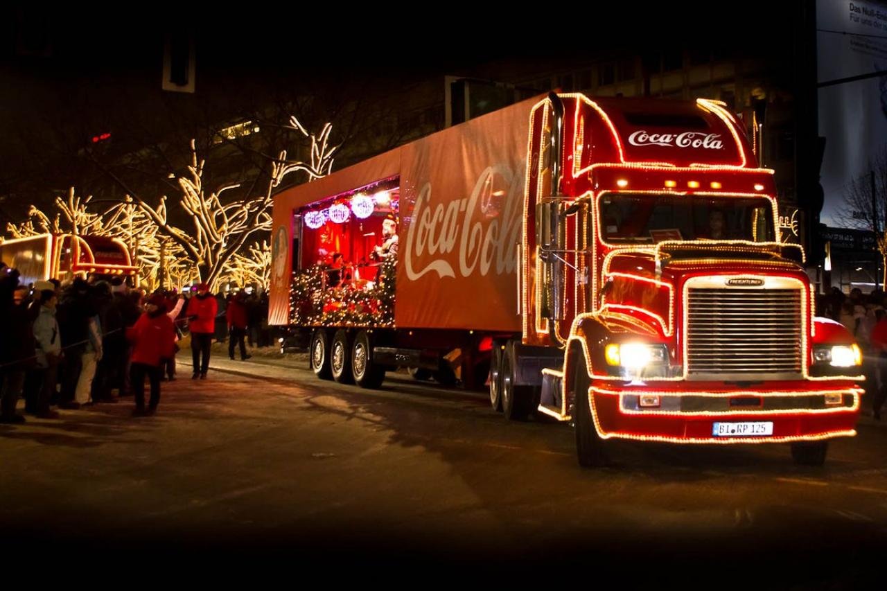 Грузовик новый год. Автопоезд Кока кола новогодний. Freightliner грузовик Coca Cola. Рождественский грузовик Кока кола. Красный грузовик Coca Cola.