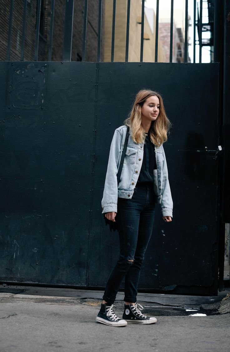 Черные кеды и джинсы