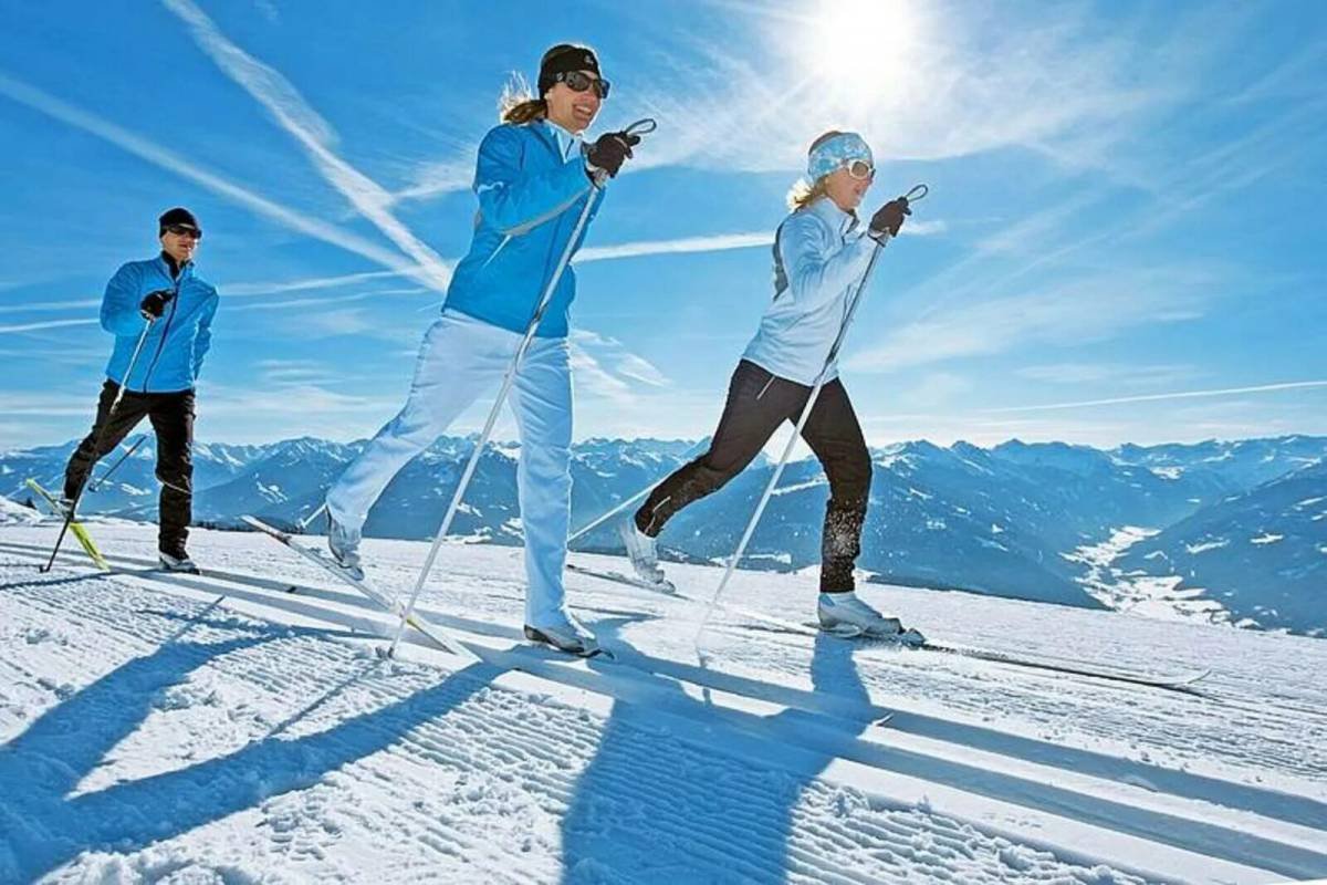 Зимний спорт. Ходьба на лыжах. Занятия спортом на свежем воздухе. Горнолыжный спорт. Зимний день и лыжи