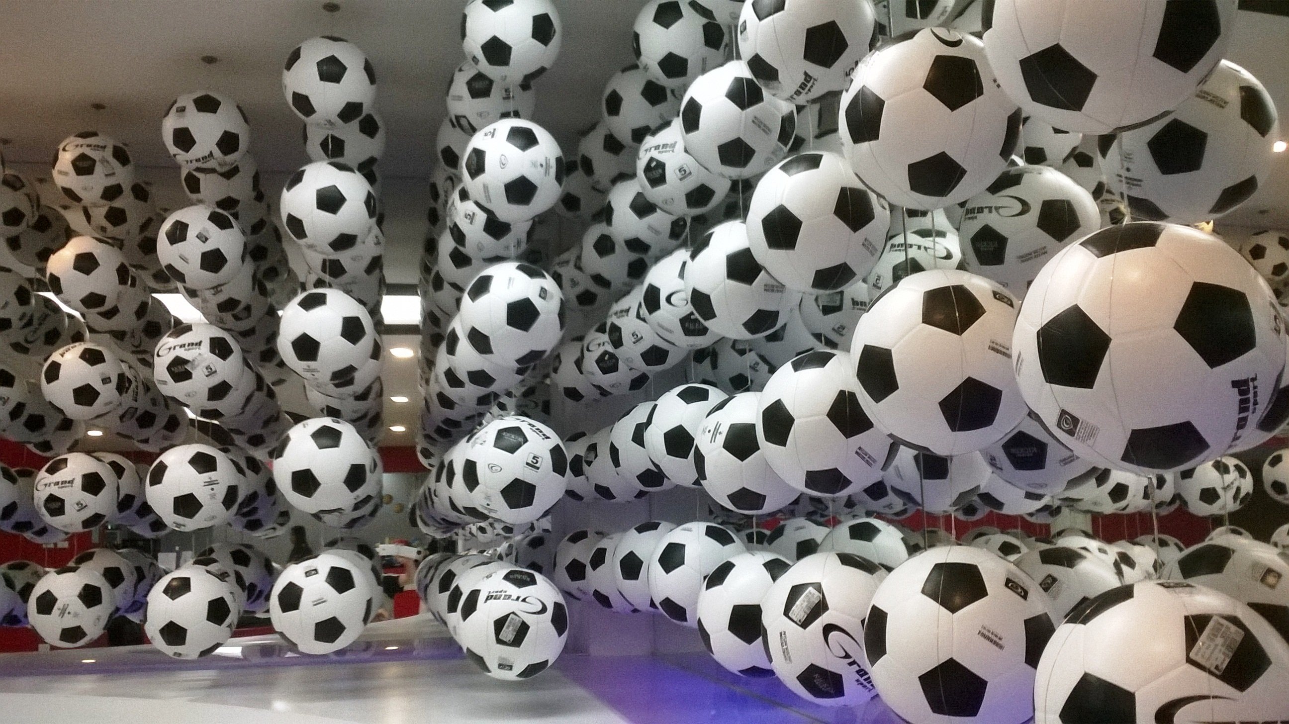 Рандомайзер футбольных. Много футбольных мячей. Много мячиков. Фотозона из футбольных мячей. Витрина для футбольных мячей.