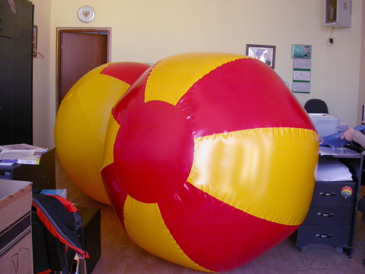 Гигантский надувной мяч