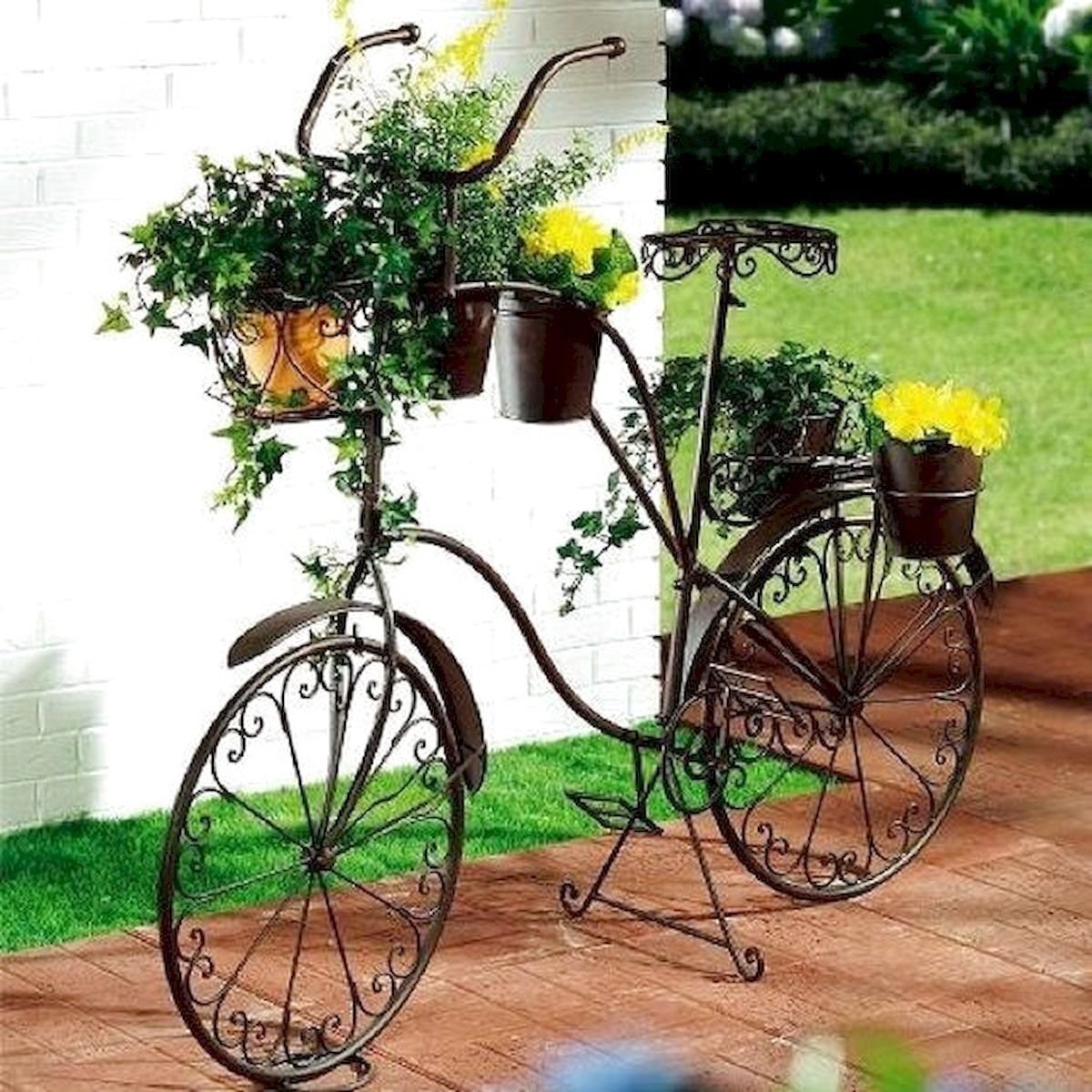 Велосипед в саду декор