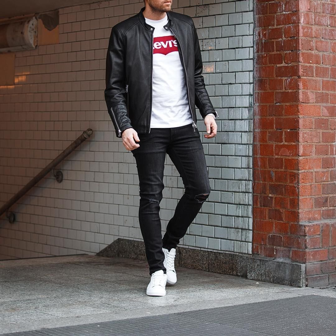 Кожаная куртка и белые кеды