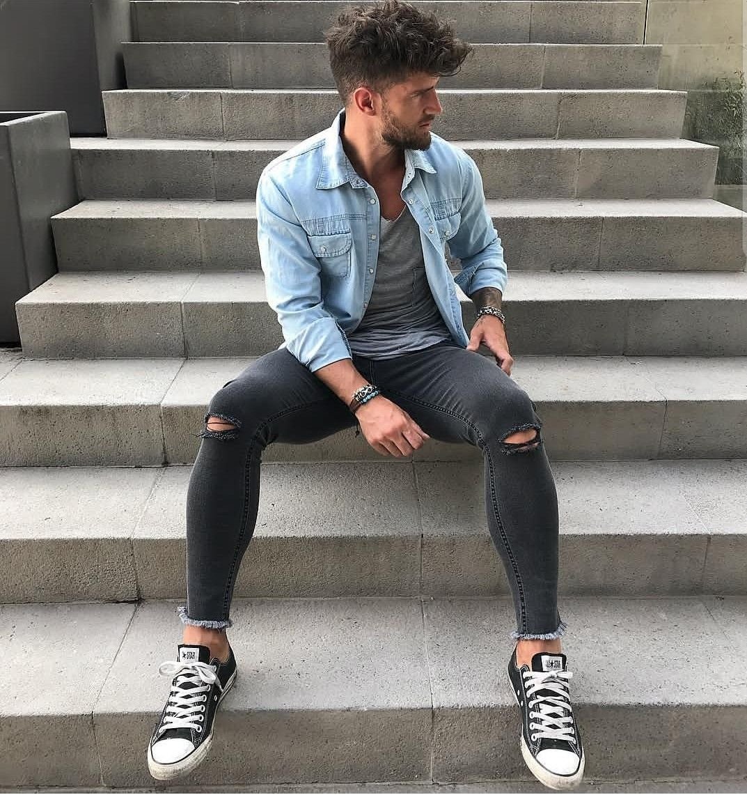 Мужчины в облегающих джинсах