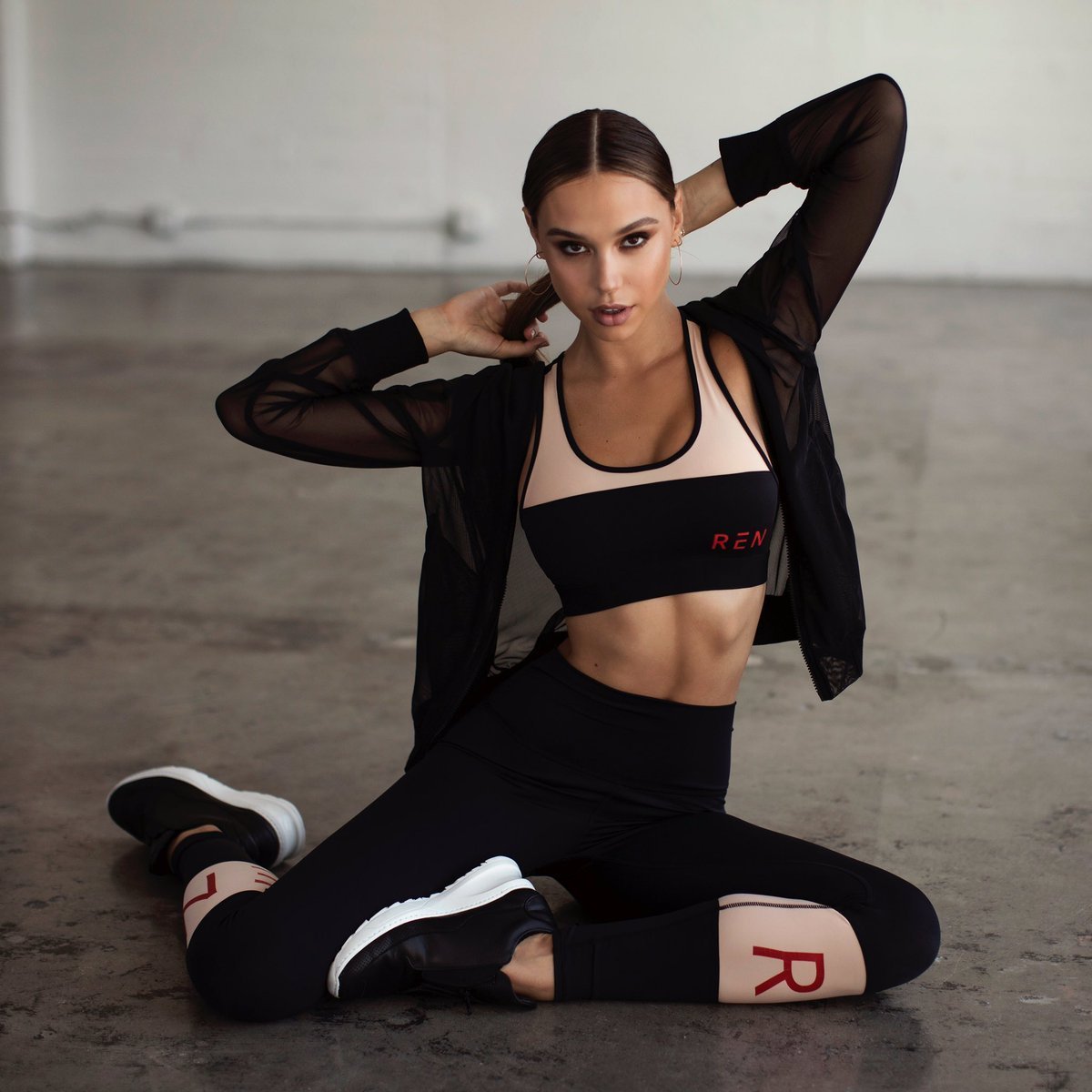 Alexis Ren в спортивном костюме