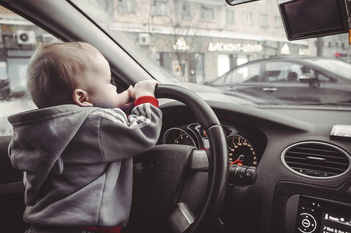 Включи дети и водители. Ребенок за рулем. Ребёнок за рулём автомобиля. Маленькие дети за рулем машины. Малыш за рулем авто.