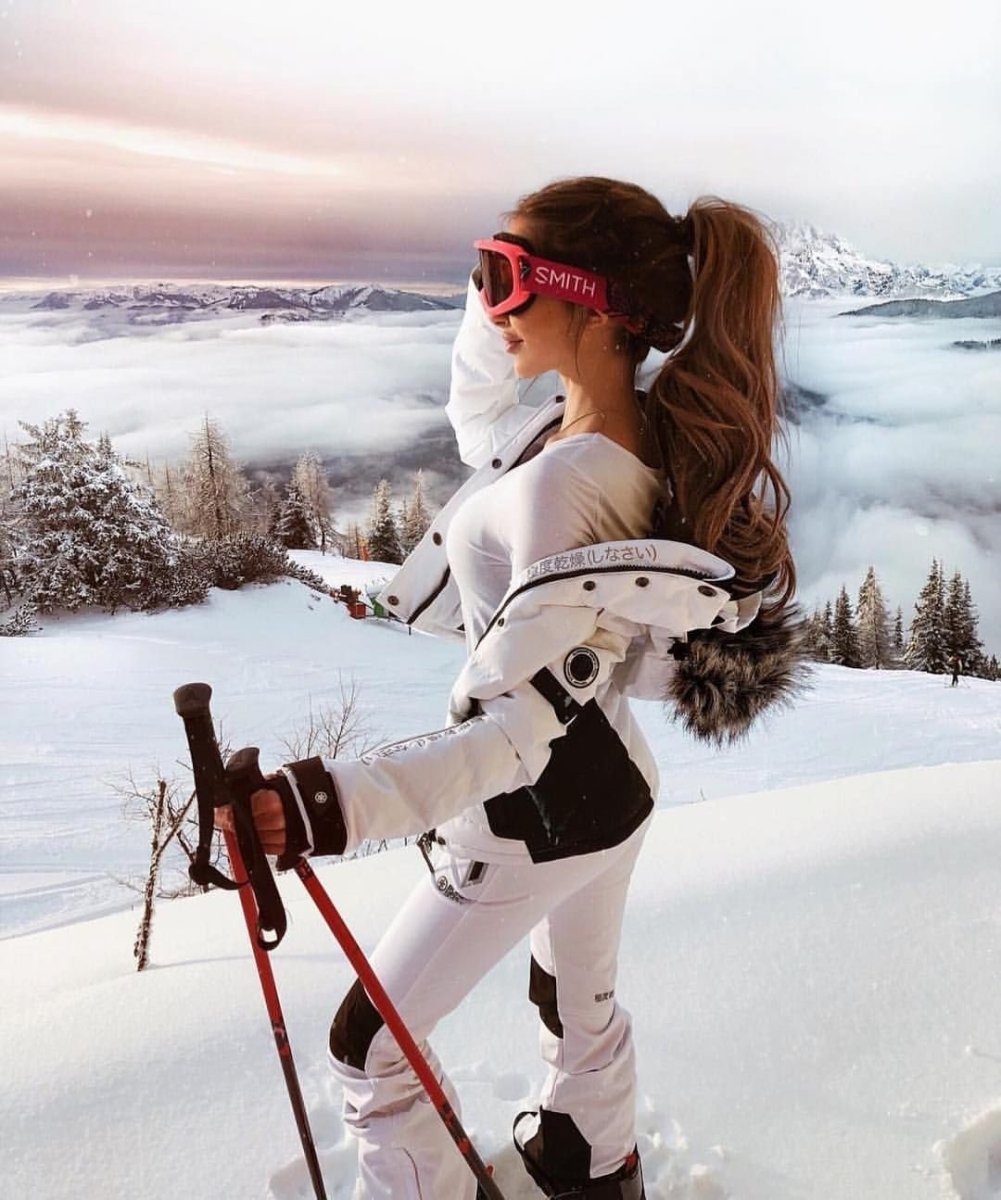 Девушка на лыжах