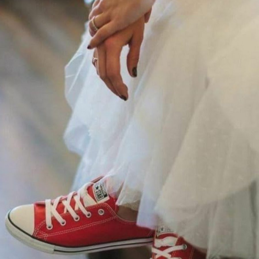 Свадебное платье с красными кедами