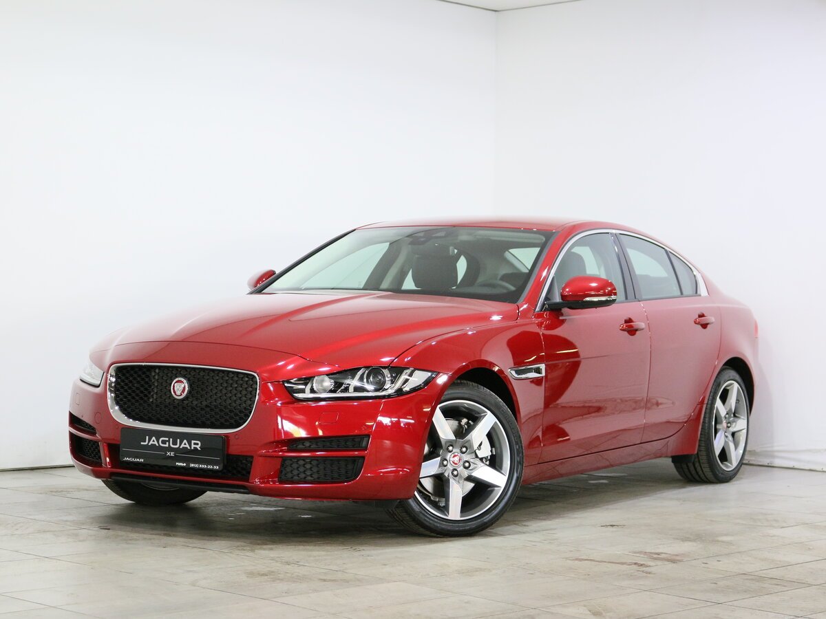 Jaguar xe красный