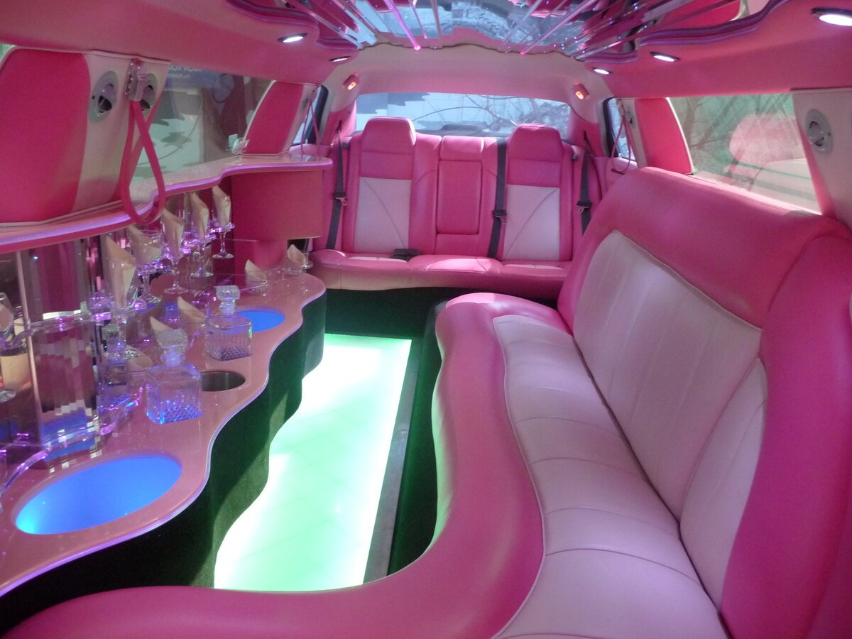 Лимузин Линкольн розовый салон