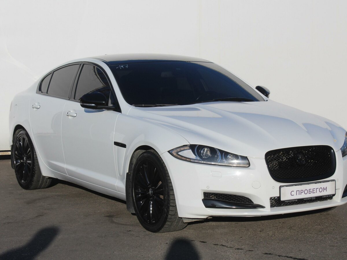 Jaguar XF белый на черных дисках