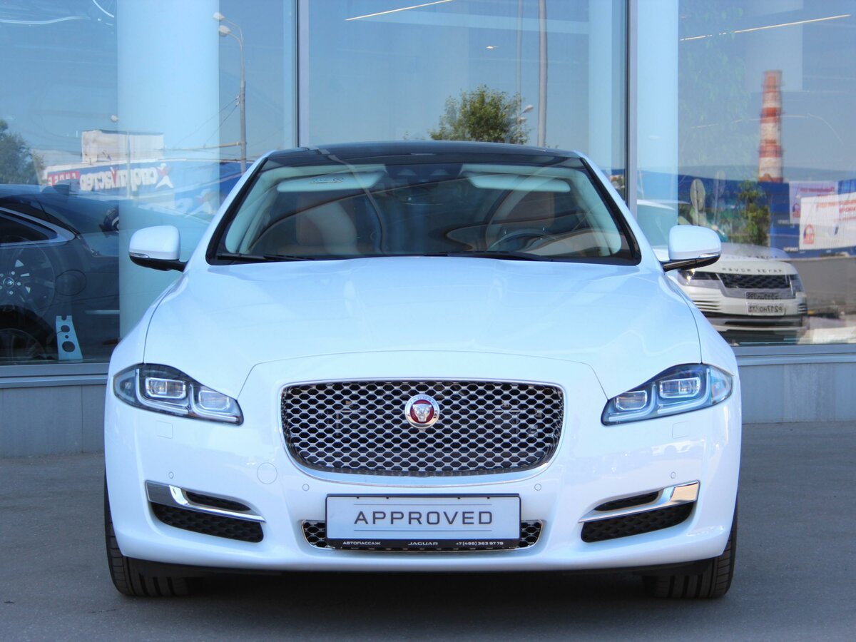 Jaguar XJ 2015 белый