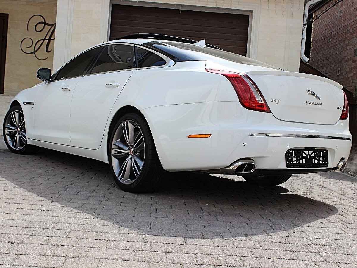 Jaguar XJ 2015 белый