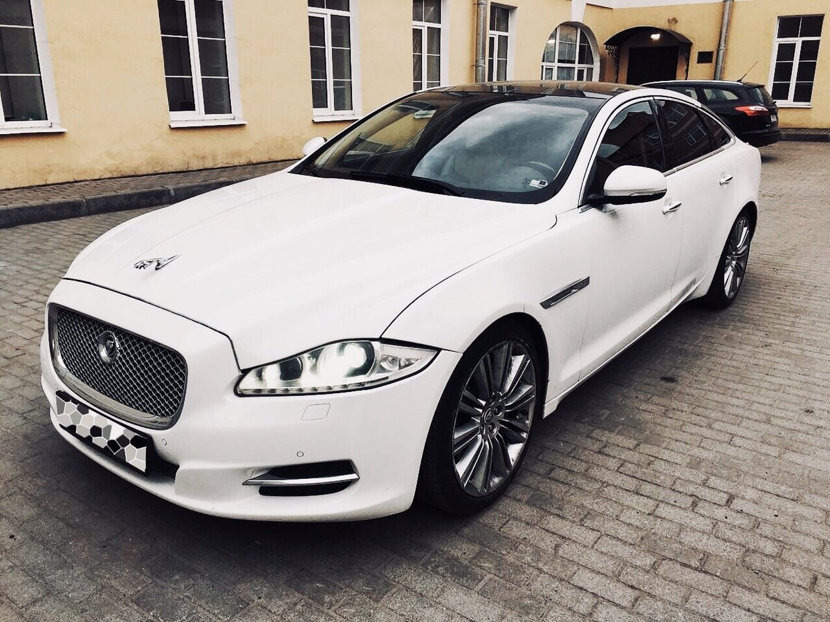 Jaguar XJ 2010 белый
