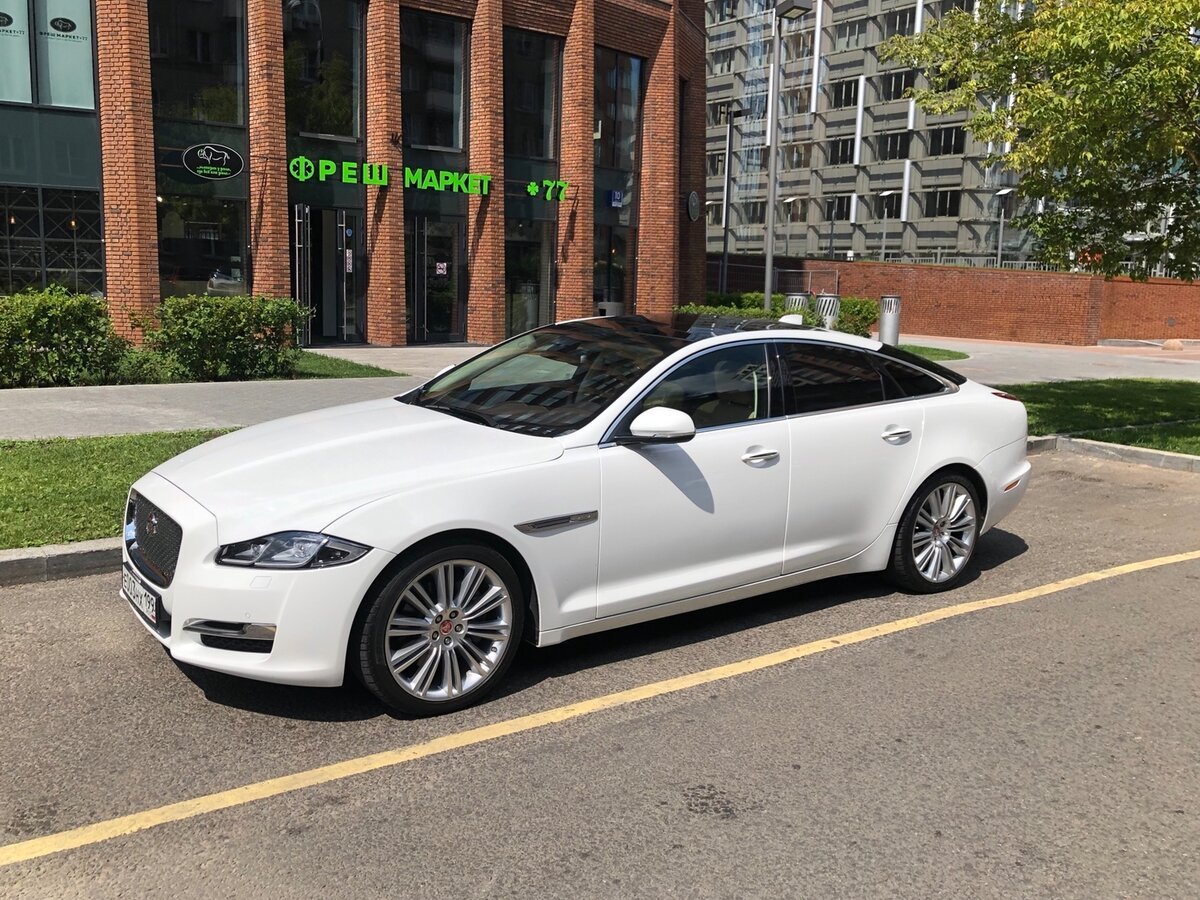 Jaguar XJ 351 White