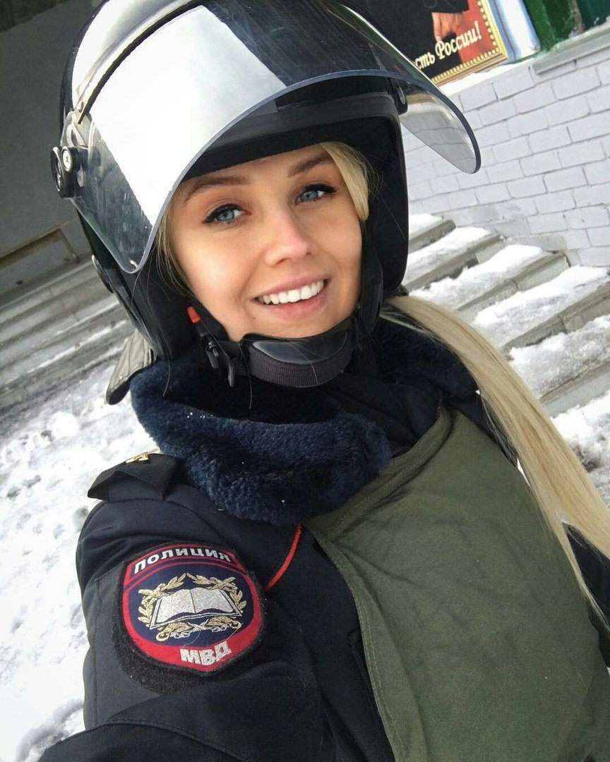 Девочка подросток в шлеме