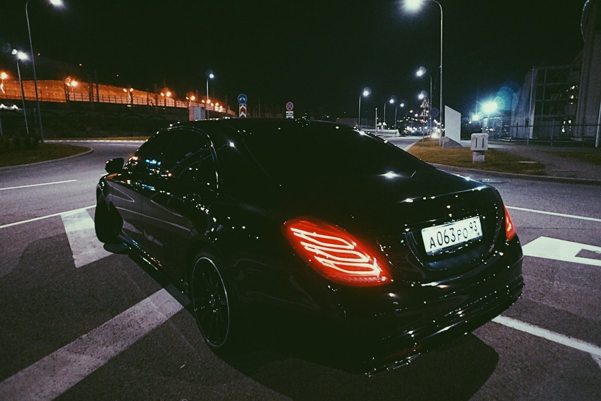 Мерседес 222 черный ночью