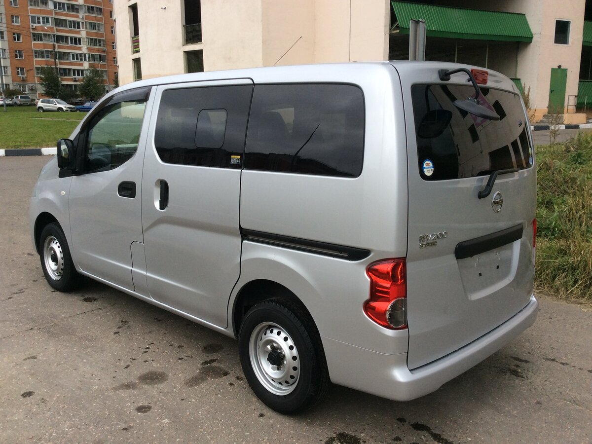 Микроавтобус Ниссан нв 200
