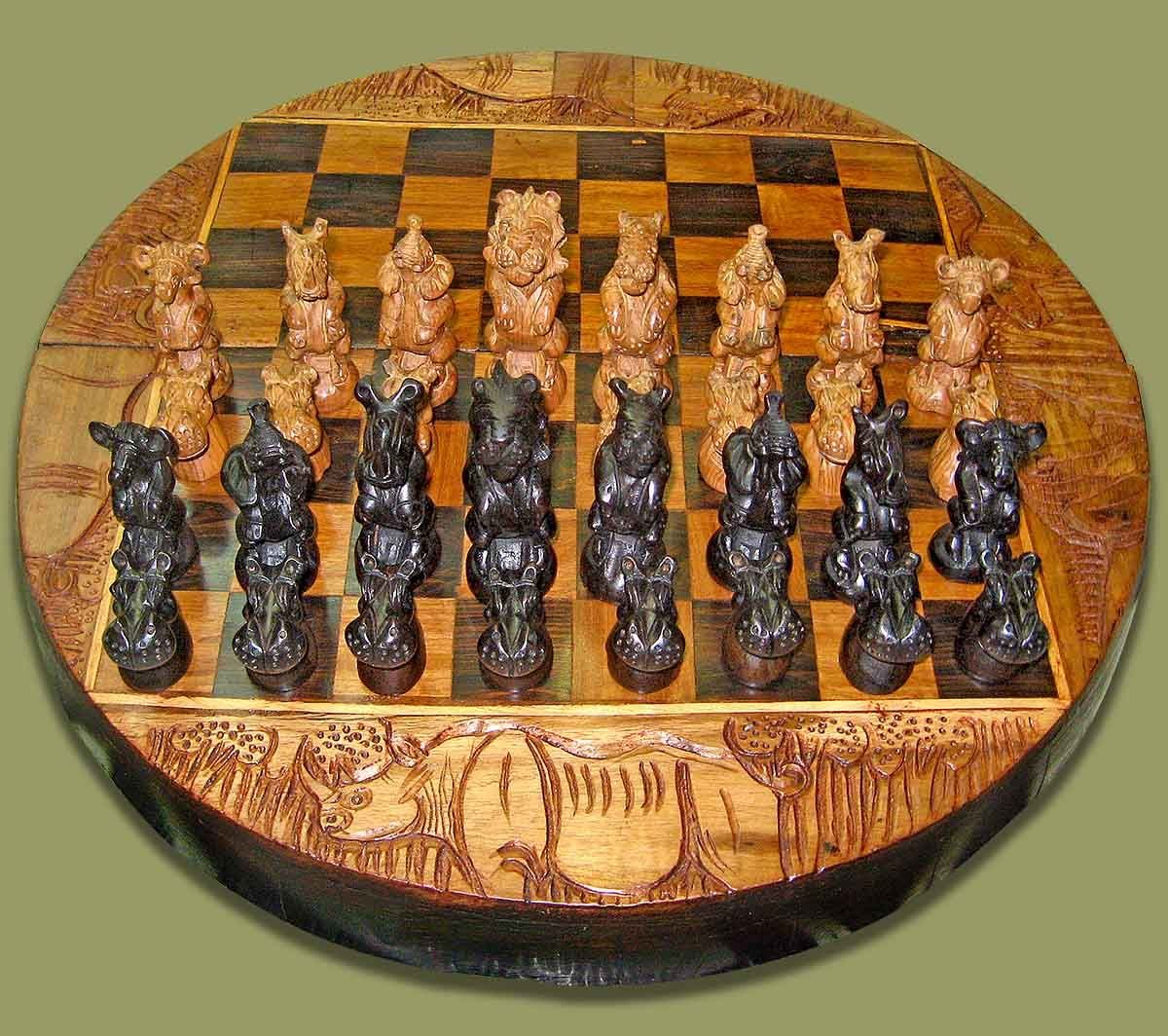 Необычные шахматные фигуры из дерева