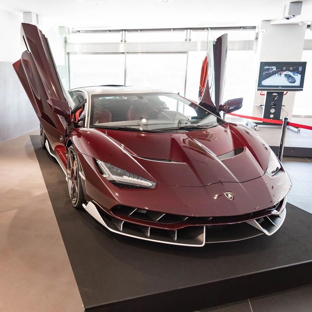 Lamborghini Centenario красная