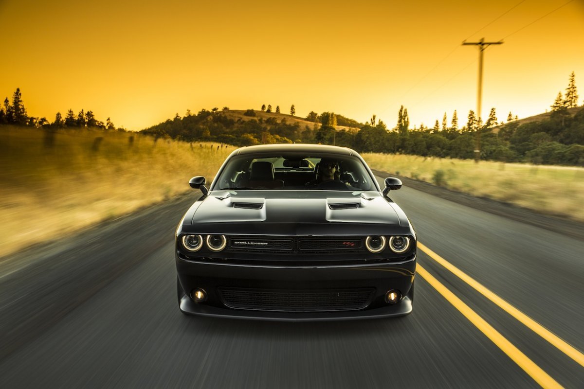 Dodge Challenger на закате