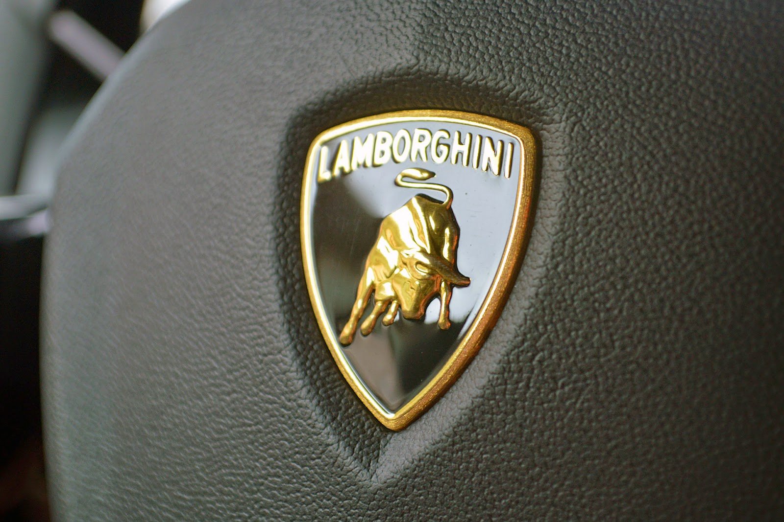 Новый значок ламборгини. Lamborghini LP 750 шильдик. Значки автомобилей Ламборгини. Lamborghini логотип. Знак Ламборджини.