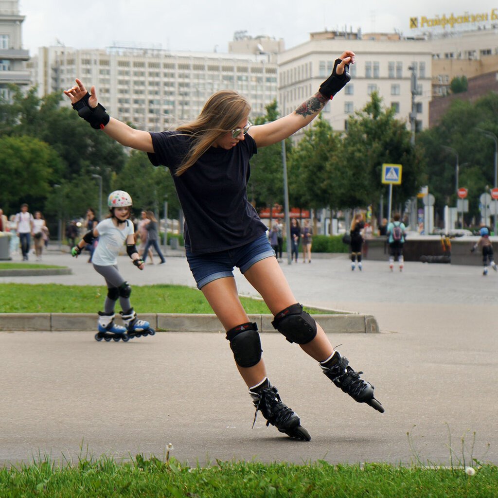 Роллерлайн роллердром. Одежда для катания на роликах. Ролики для девочек. Девушки на роликах в парках Москвы.