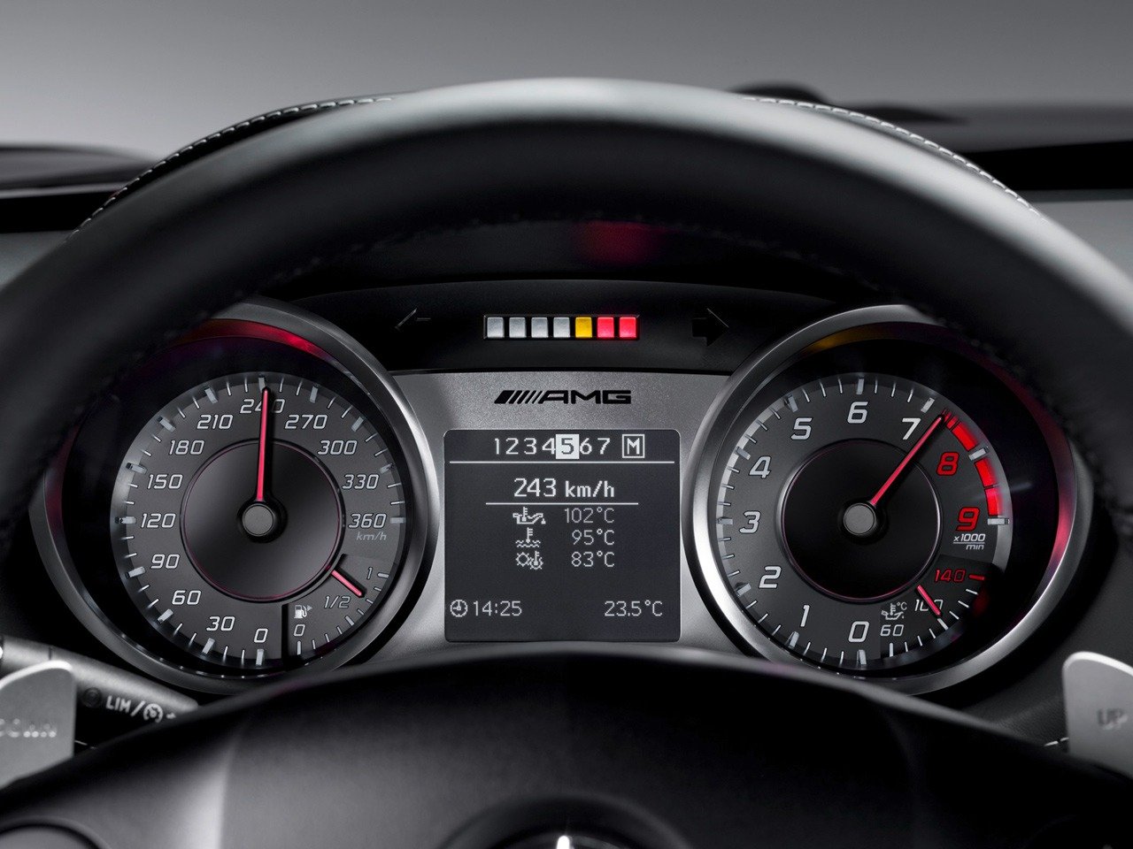 Скорость на новом автомобиле. Приборная панель Mercedes SLS AMG. Спидометр Мерседес CLS 63 AMG. Спидометр Мерседес Бенц SLS AMG. Приборная панель CLS 63 AMG.