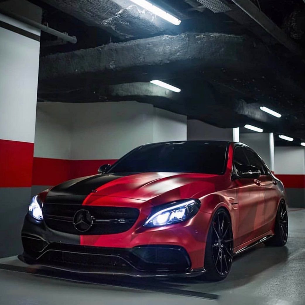 Красно черный Мерседес c63