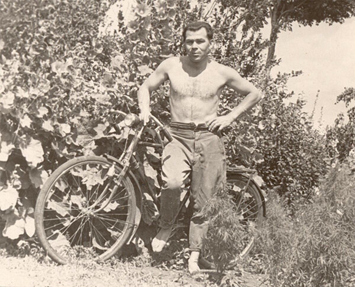 Мужик в очках на велосипеде СССР