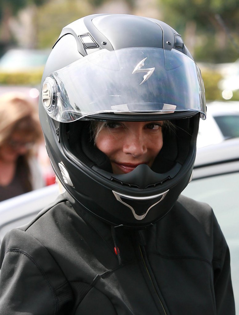 Человек в мотошлеме