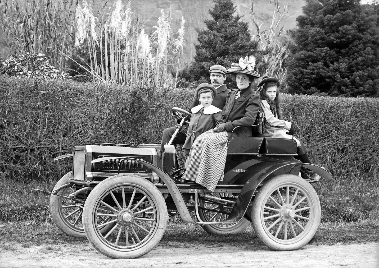 Первая машина в семье. Бенц Моторваген 1894. Фольксваген 1910. Пежо 1894 года.