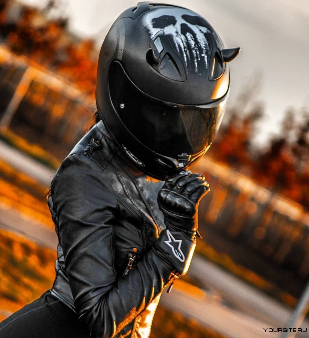 Мотоциклист в шлеме