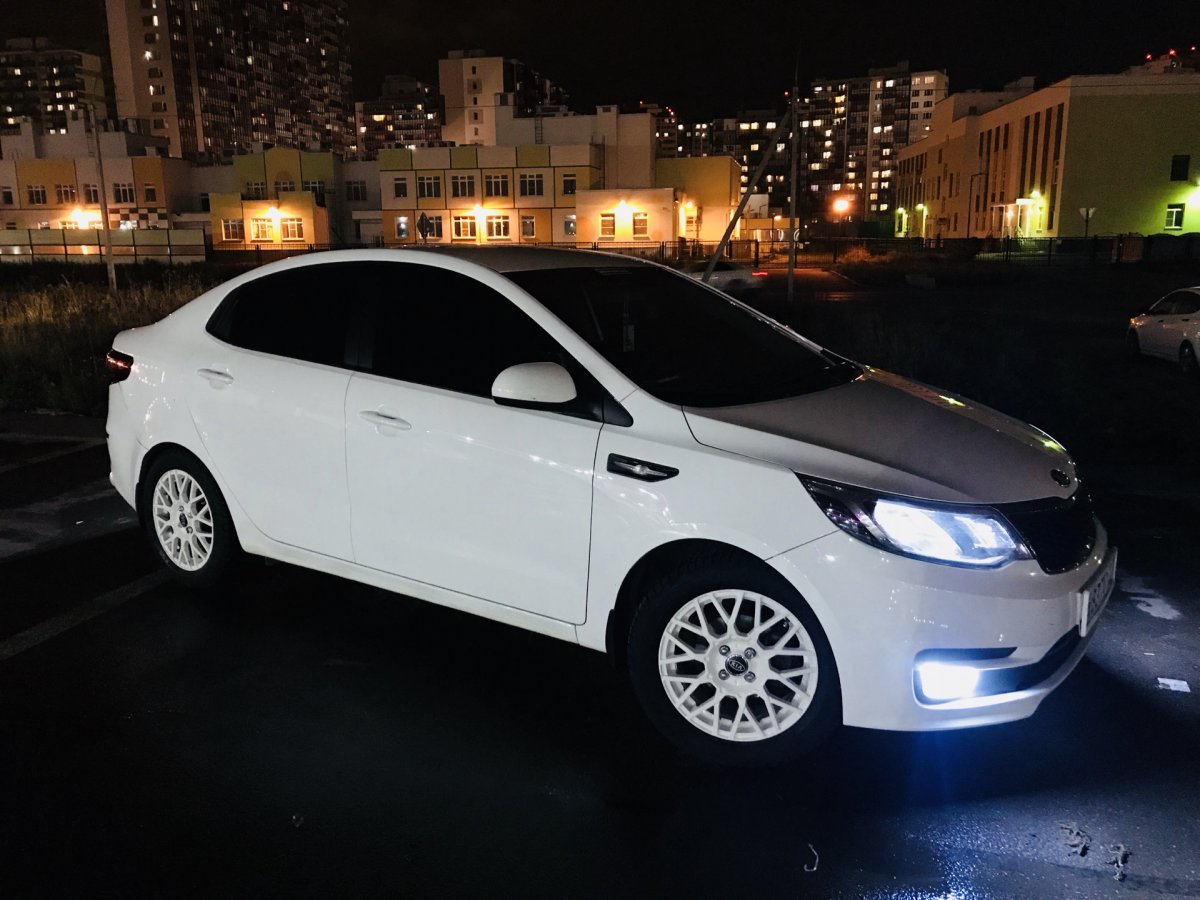 White Kia Rio r16