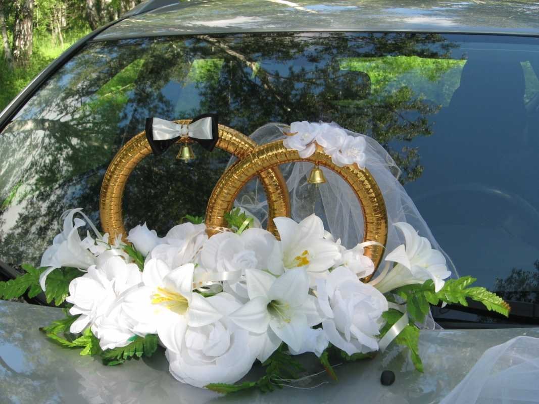Свадебные кольца на машину