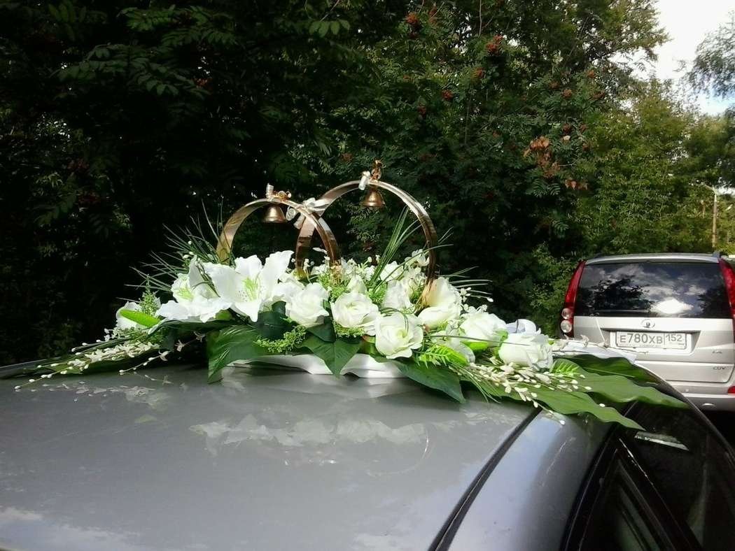 Джили атлас на свадебный кольца на крыше свадебной машины