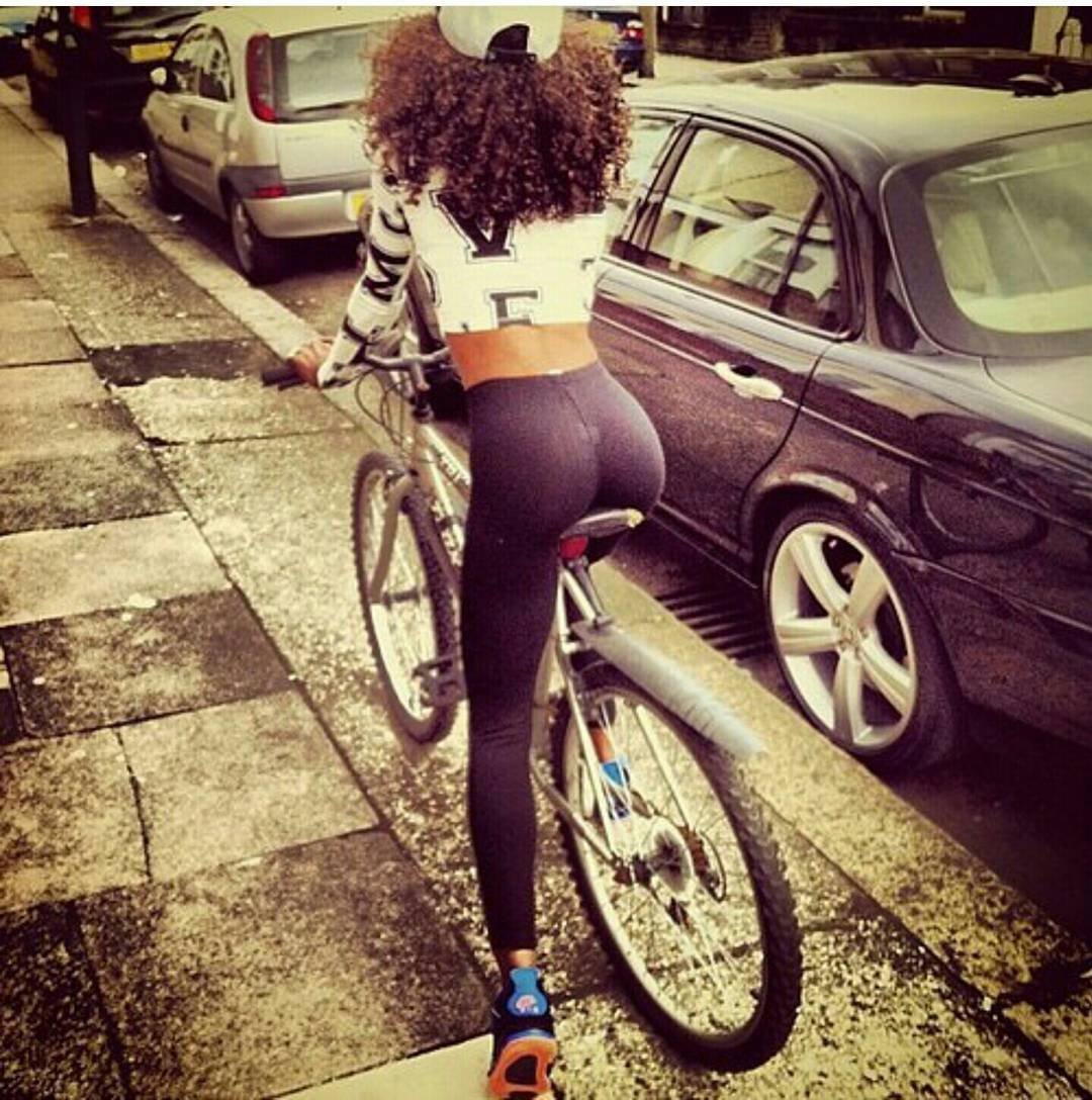 Девочки на велосипеде в леггинсах