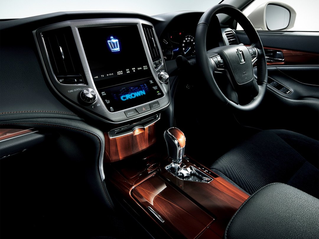 Toyota Crown Majesta 2013