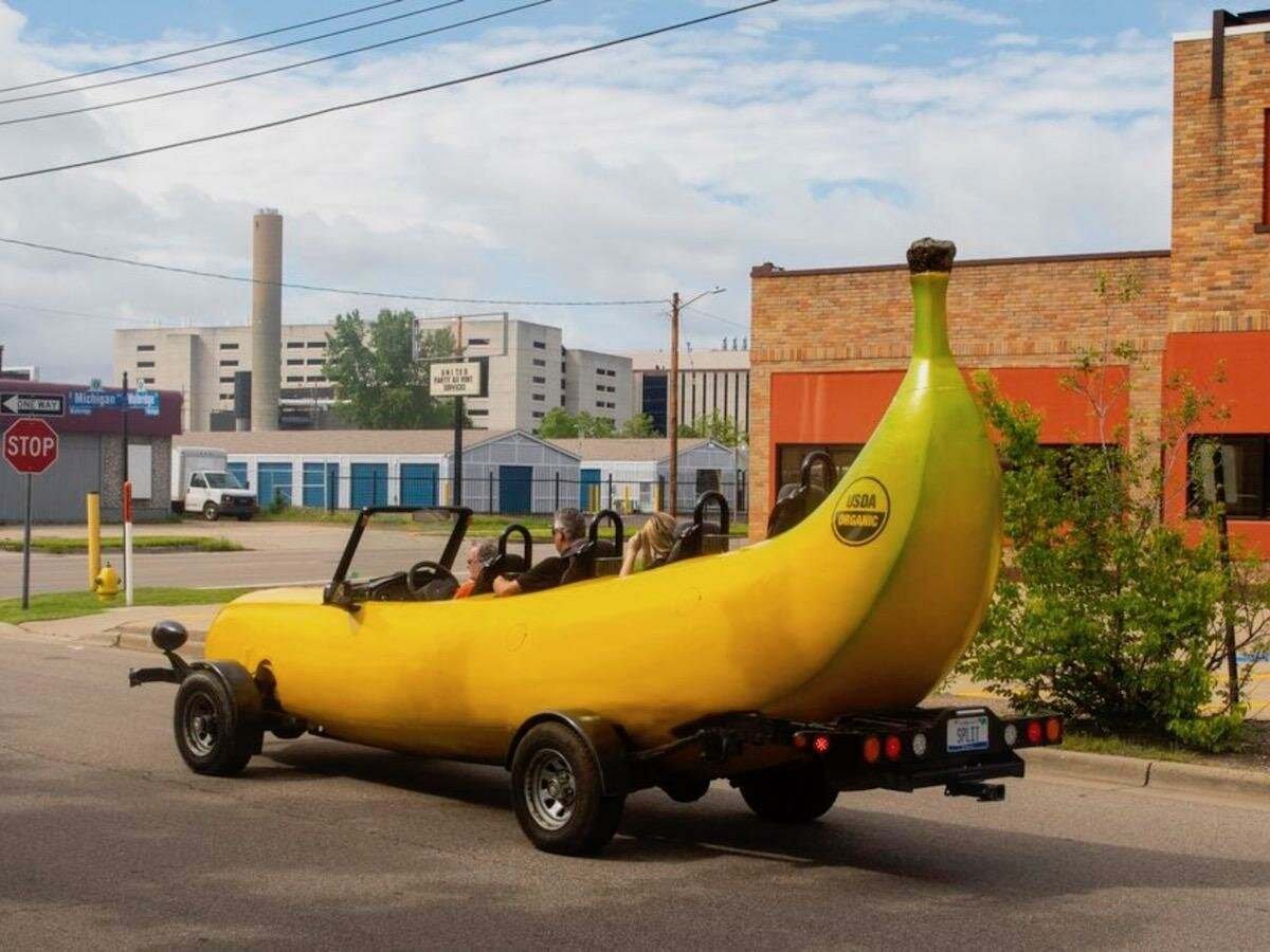 Banana car. Бананомобиль. Банан машина. Странные машины. Машина в виде банана.
